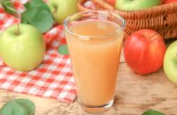 Свежевыжатый яблочный сок — польза и вред витаминного напитка