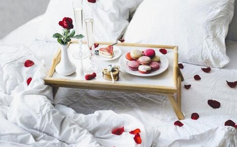 Кроватный столик своими руками — и завтрак в постели всегда будет с вами