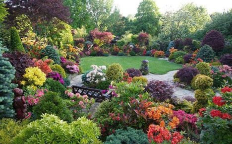 Наслаждение сладким ароматом в тени декоративных кустарников сада