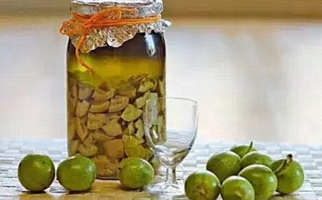 Применение настоек из грецкого ореха на водке, керосине, спирту в народной медицине