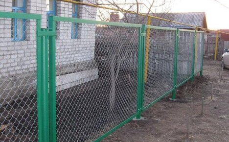Как правильно смонтировать забор из сетки рабицы на дачном участке