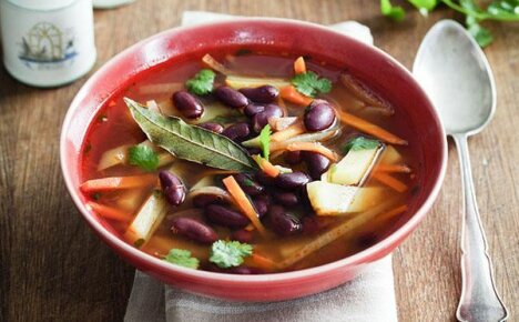 Рецепт фасолевого супа с разными ингредиентами на каждый день