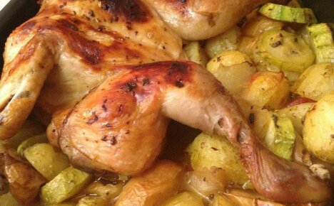 Подбираем лучший рецепт курицы с картошкой в духовке для семейной трапезы