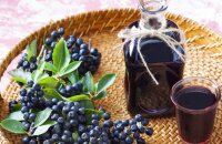 Алкоголь тоже может быть полезным — рецепт настойки из черноплодной рябины на водке