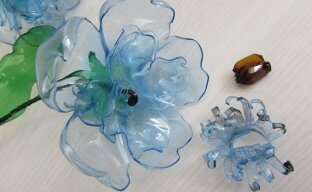 Как изготовить простые цветы из пластиковых бутылок