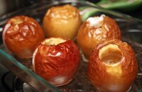 Ароматные, сладкие и сочные — чем полезны печеные яблоки в духовке