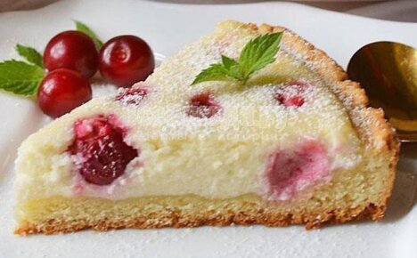Простой и невероятно вкусный творожно-вишневый пирог