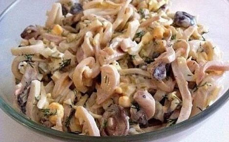 Рецепты приготовления грибных салатов с кальмарами: упрощенный и праздничный варианты
