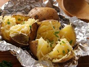 Картофель запеченный  в фольге