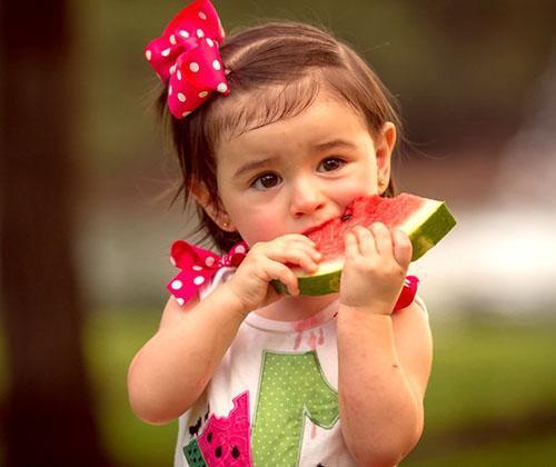 Детям следует давать только свежий арбуз в сезон его созревания