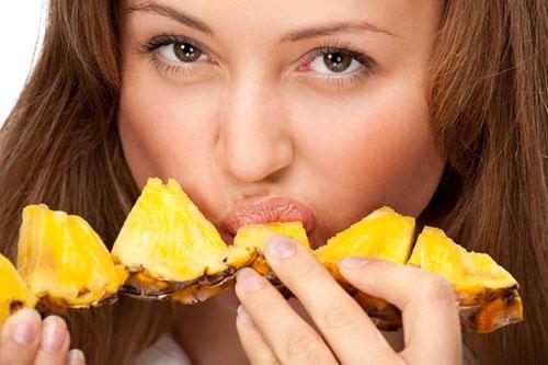 Ароматная сочная мякоть ананаса содержит в много витаминов и микроэлементов