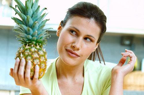 При пониженной кислотности желудка употребляйте ананас