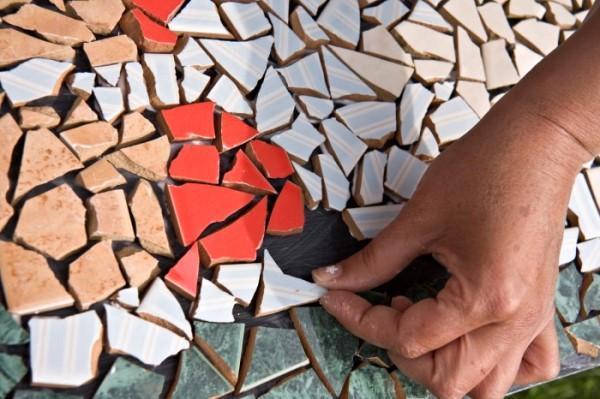 Как выкладывать кусочки плитки в мозаике
