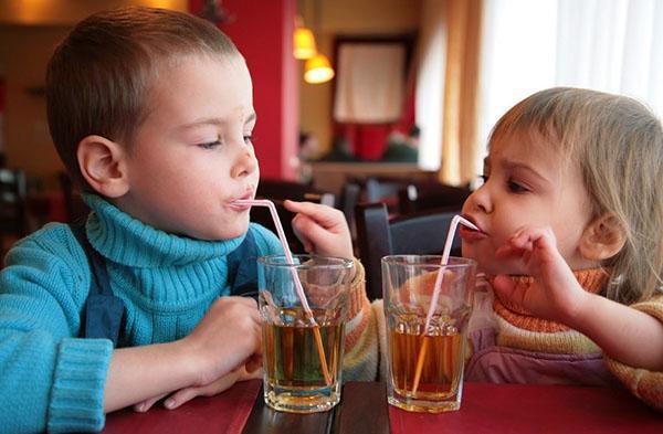 дети пьют яблочный сок