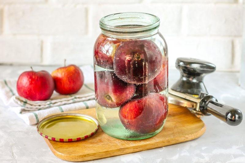 залить яблоки сиропом и закатать