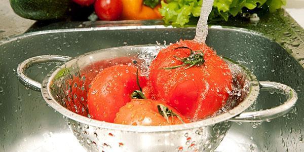помыть помидоры