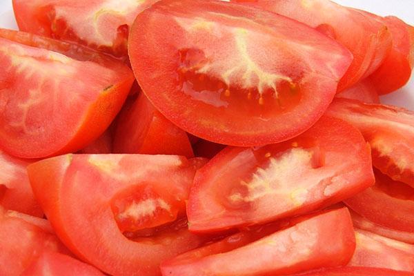 порезать помидоры на части
