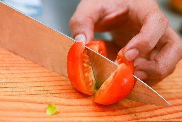 разрезаем помидоры