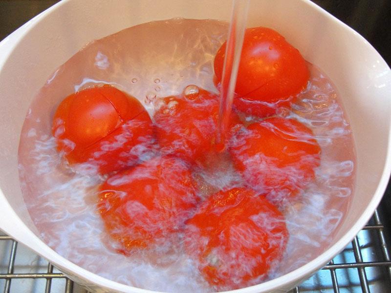 залить помидоры кипятком