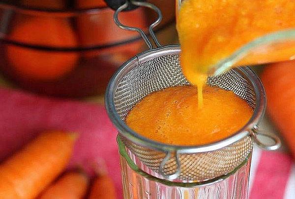 процеживаем морковный сок