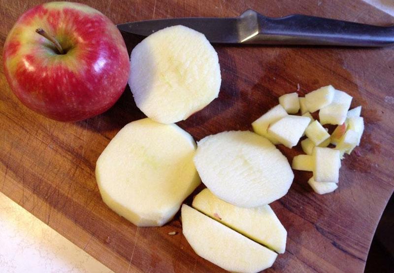 почистить и нарезать яблоки