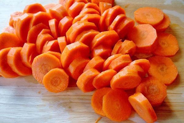 нарезаем морковь кольцами