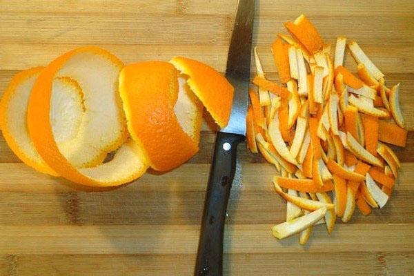 нарезать кожуру апельсин
