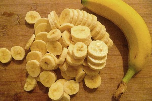 почистить и нарезать банан