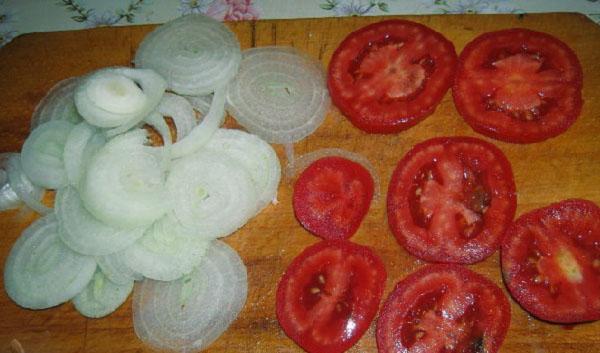 порезать лук и помидоры