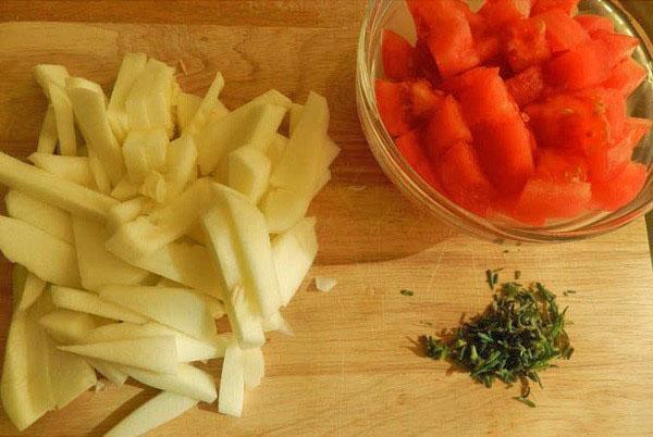 порезать патиссоны и помидоры
