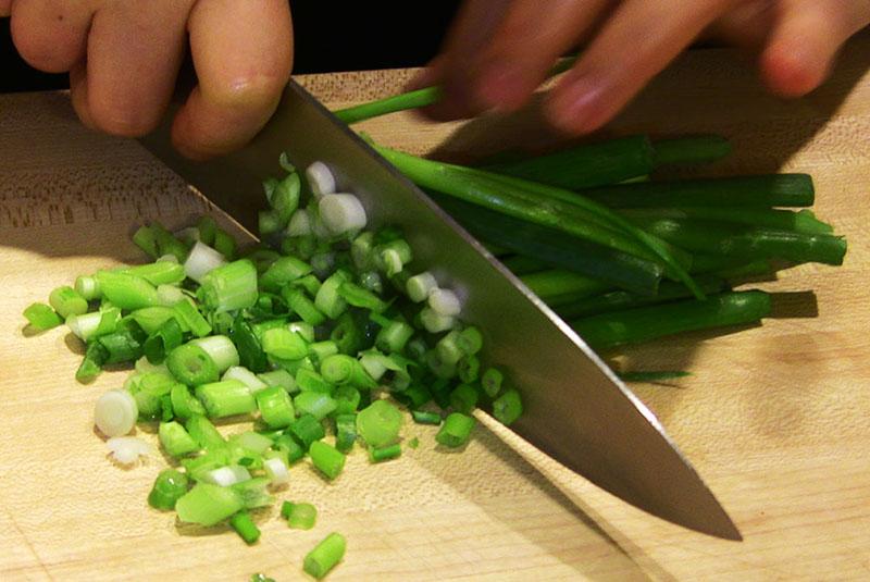 нарезать зеленый лук