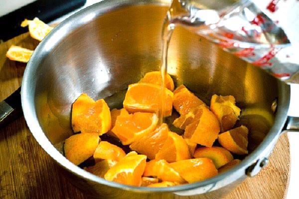 залить апельсин сиропом