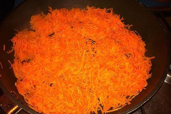 слегка обжарить морковь