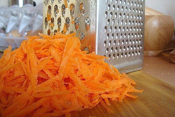 очищенную морковь натереть на терке