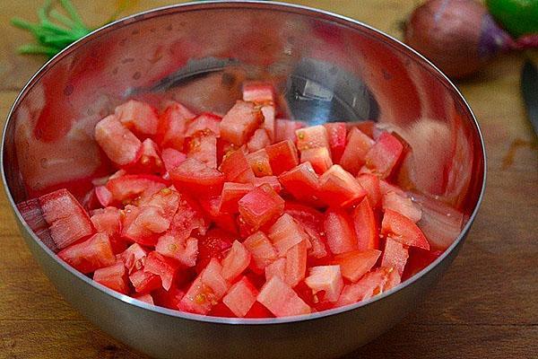 очищенные помидоры нарезать кубиками