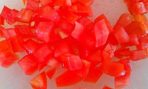 нарезать помидоры кубиками