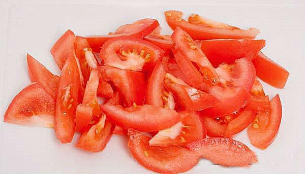 нарезать помидоры полукольцами