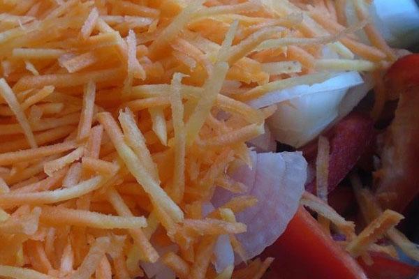 морковь нарезать тонкой соломкой