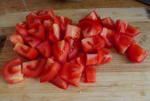 крупно нарезать помидоры