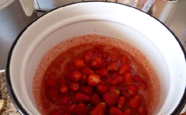 целые ягоды в клубничном пюре варить 5 минут