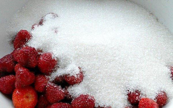 перебранные ягоды засыпать сахаром