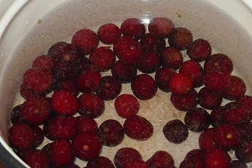 перебранные ягоды залить кипятком