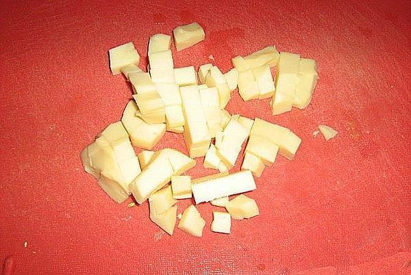 твердый сыр нарезать кубиками