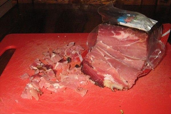кубиками нарубить копченное мясо