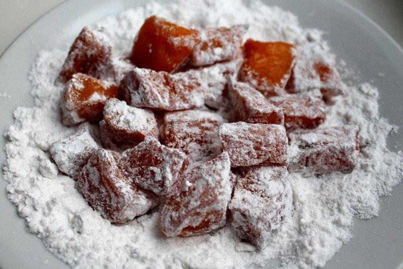 обвалять цукаты в сахарной пудре