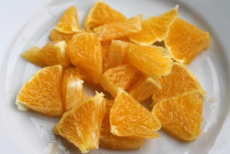 нарезать апельсин дольками