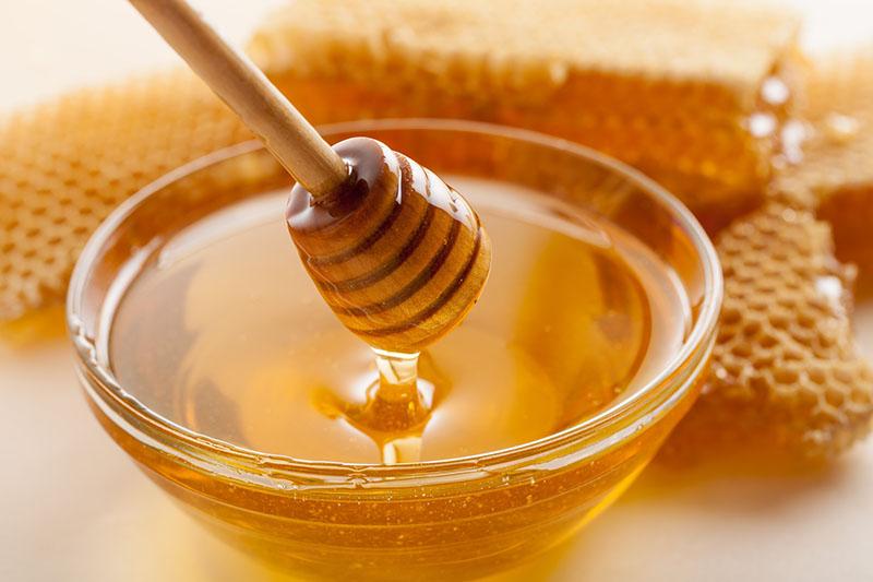 добавить в сироп мед