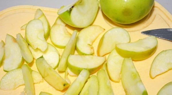 дольками нарезать яблоки