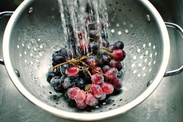 помыть виноград и сливы