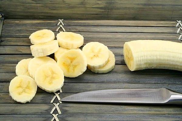 банан почистить и нарезать